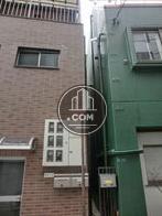 正面向って右側は建物と隣接しています