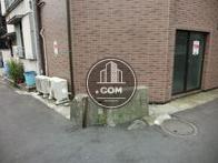 角にはコンクリートがあります