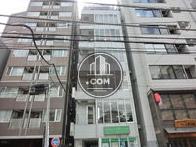 通りも広く窓からの眺めも開放的です