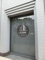 大型の採光面が設置されています