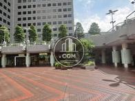 敷地内には商業施設などが隣接しています