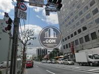 交差点に面した角地にたっています