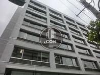 大通り沿いに採光面が多数設置されています
