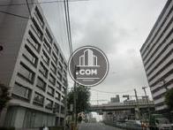 通り沿いにはビルが多数建ち並びます