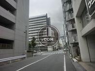 交差点に一角に建っています