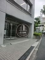 歩道からすぐの場所にあります