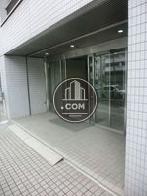 入口付近は広々としています