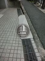 歩道との間の段差にはスロープが設置されています