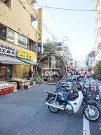 隣接する脇道は繁華街へアクセスします