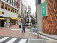 繁華街に囲まれています
