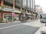 交通量の多い通りですので御注意ください