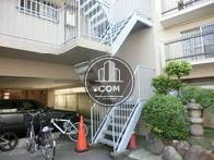正面に外階段が設置されています