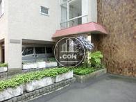 緑に囲まれた正面玄関