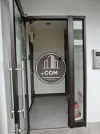 ガラスドアは手動です