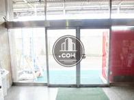 ガラス張りの自動ドア