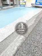 歩道との間に段差があります