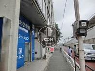 緩やかな坂道に面しています