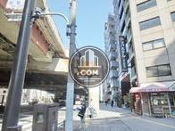 首都高沿いの通り