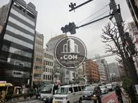 オフィスビルが建ち並びます
