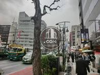 正面玄関前より、交差点方面