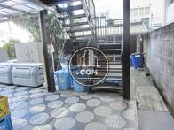 外階段脇にゴミの収集所があります