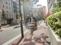 前面に幅の広い歩道があります