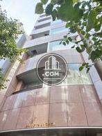 緩やかにカーブした下階層の壁面