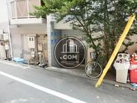 正面玄関は建物の後方部分にあります