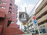建物の裏手にはコインパーキングがあります
