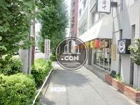 建物の全面は歩道になっております