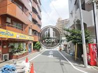 建物の後方の路地の様子