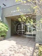 間口の広い玄関前