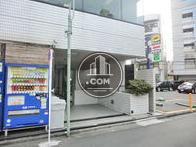 建物右側に玄関口があります