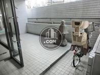 右側に駐輪スペースがあります