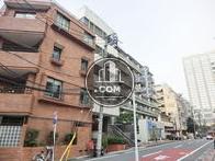低層ビルが建ち並びます
