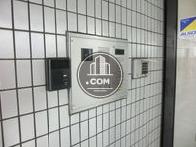 玄関ドア手前にあるインターホンです