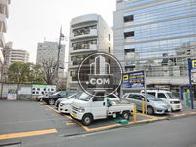 前面道路挟んだ向かいは大きな駐車場があります
