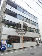 白を基調としたビルです