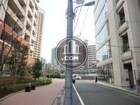 前面道路右手には目黒川が見えます