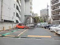 建物後方は駐車場になっております