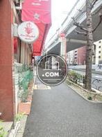 首都高速沿いの通り