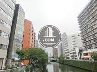 目の前には目黒川になります