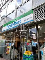 下にコンビニ有り