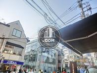 周辺は低層ビルが立ち並びます