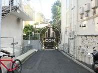 建物後方の細い路地の様子
