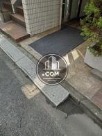 道路との間にはスロープがあります
