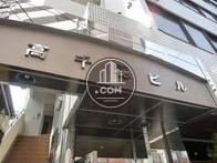 入口上部にはビル名表記があるアーチが設置されています