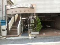 通りの向い側から入口付近を撮影