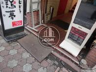 入口は多少段差がございます