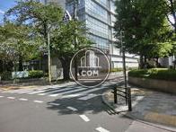 緑豊かな駅から真っ直ぐの通り沿いです